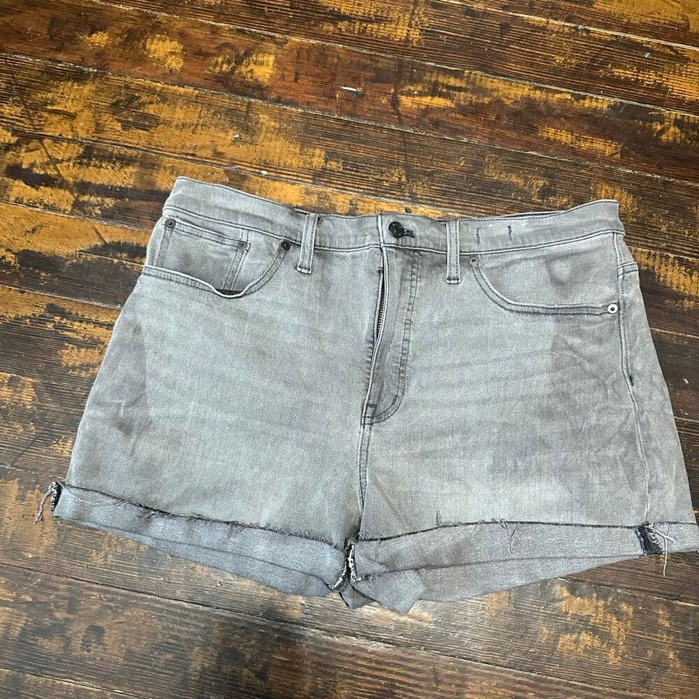 Madewell gray sustainable minimalist 31 high rise mom jean shorts